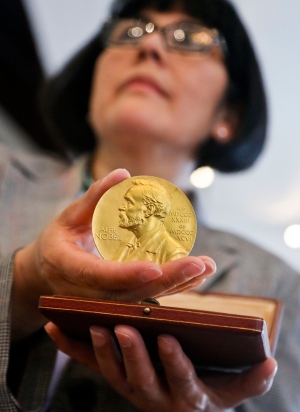 De Nobel-medaille van Crick (foto Nature)