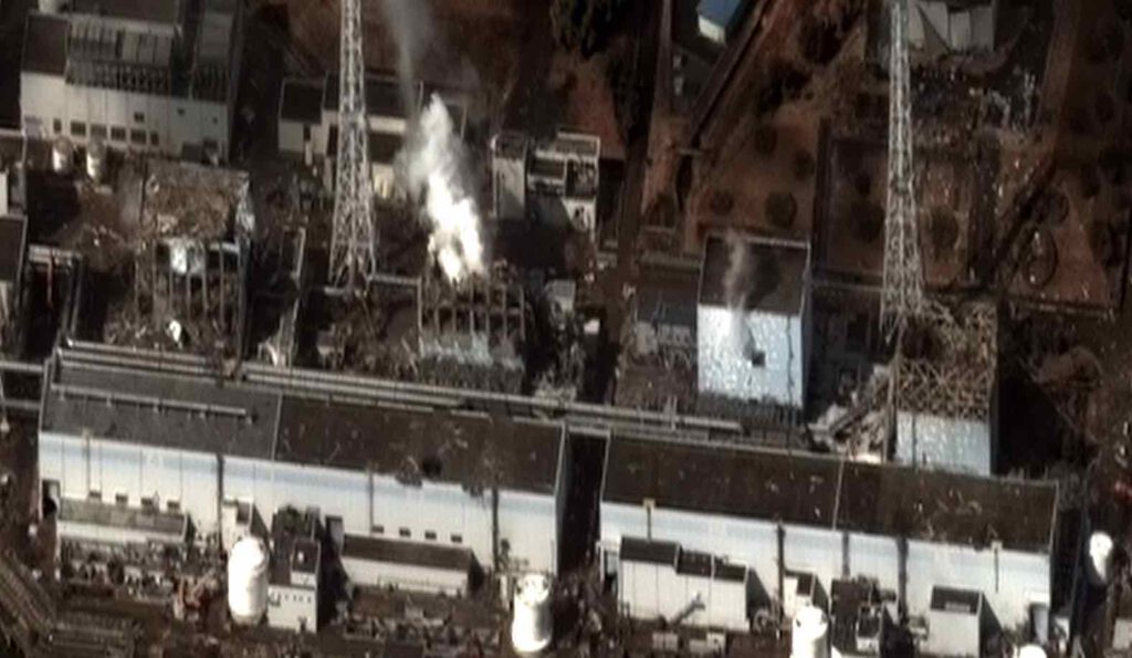 Satellietopnamen van verwoeste kernreactoren in Fukushima 16 maart 2011